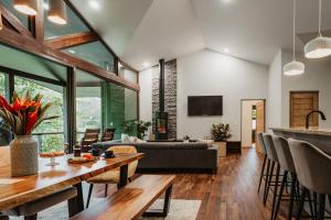 uma sala de estar com um sofá e uma mesa em El Silencio Lodge & Spa Costa Rica em Toro Amarillo