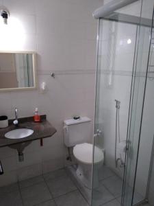 Ett badrum på Apartamento em Pitangueiras - 100 metros da praia