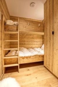 1 dormitorio con 2 literas en una habitación en Superbe appartement dans luxueux chalet Mt Charvin en Crest-Voland