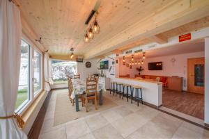 Televiisor ja/või meelelahutuskeskus majutusasutuses Ferienwohung Geisslein