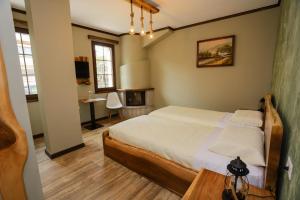 سرير أو أسرّة في غرفة في Vila Strugu
