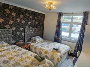 1 dormitorio con 2 camas y ventana en Stylish and Modern Apartment close to Dover Port! en Kent