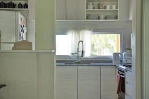 Una cocina o kitchenette en Hermosa casa con fogonero, parrilla cubierta, pileta y jardin parquizado