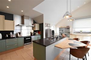 Dapur atau dapur kecil di Big and comfortable triplex in Knokke