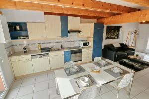 Kuchyň nebo kuchyňský kout v ubytování Joli duplex avec piscine