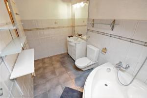 Koupelna v ubytování Joli duplex avec piscine