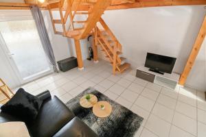 Posezení v ubytování Joli duplex avec piscine