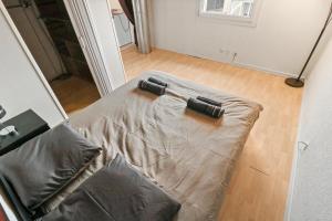 Postel nebo postele na pokoji v ubytování Joli duplex avec piscine