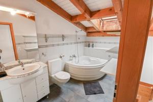 Koupelna v ubytování Joli duplex avec piscine