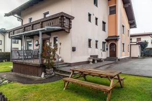 a wooden bench in front of a house at Fewo Bergtroll in Uderns