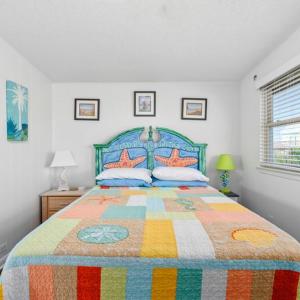 Ein Bett oder Betten in einem Zimmer der Unterkunft Walk to the beach Ocean views great yard game room