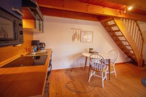 een keuken met een tafel en stoelen in een kamer bij Huuske bi de kark in Krummhörn