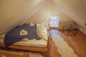 ein Schlafzimmer mit einem Himmelbett im Dachgeschoss in der Unterkunft Huuske bi de kark in Krummhörn