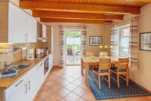Una cocina con una mesa y un comedor. en Haus Merlin - Silbermöwe, en Greetsiel 12 fotos más