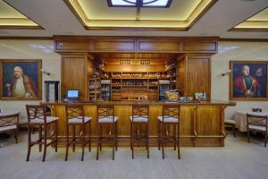 um bar com bancos numa sala com pinturas em Taras Bulba em Kamianets-Podilskyi