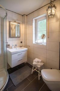 La salle de bains est pourvue d'un lavabo, de toilettes et d'une fenêtre. dans l'établissement Lüttje Scholle, à Krummhörn