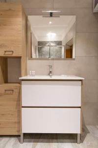 un bagno con lavandino e specchio di Cozy and Charmin 3BR Apartment Steps By Duomo a Firenze