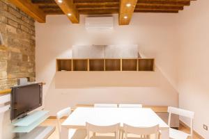 una sala da pranzo con tavolo e sedie bianchi di Cozy and Charmin 3BR Apartment Steps By Duomo a Firenze