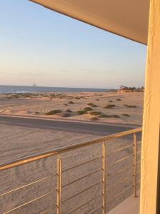 uma vista para a praia a partir da varanda de uma casa em 074DB on Dune Lark em Walvis Bay