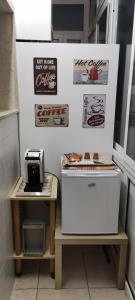 eine Küche mit einem weißen Kühlschrank und einem Tisch in der Unterkunft DA VINCI AFFITTACAMERE BORGO in Taranto