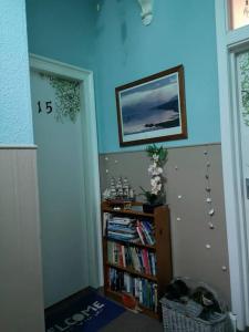 aabAlree Guest House في دندي: غرفة مع رف للكتب مليئة بالكتب
