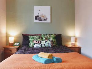 Un dormitorio con una cama con una toalla azul. en aabAlree Guest House en Dundee