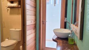 a bathroom with a toilet and a sink at Pousada da Ferrugem - Praia da Ferrugem in Garopaba