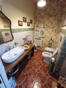y baño con lavabo y aseo. en Historic family house, en Montefiascone