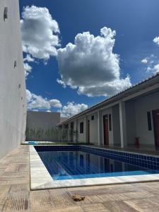 a swimming pool in front of a building at Pousada Pelo Sertão in Piranhas