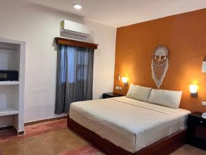 圖盧姆的住宿－Tumben Kuxtal Tulum，酒店客房设有床和窗户。