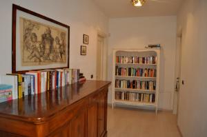 a room with a book shelf filled with books at Rose e Cioccolato B&B in Borgo Val di Taro