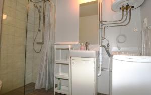 y baño con lavabo blanco y ducha. en Holiday house in Ljungskile, en Ljungskile