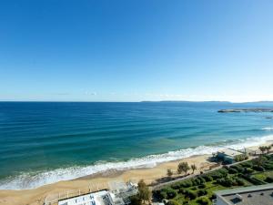 - une vue aérienne sur la plage et l'océan dans l'établissement Studio La Galiote-1 by Interhome, au Lavandou