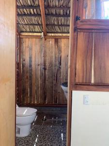 y baño con aseo y lavamanos. en La Playa Hostel, en Mazunte