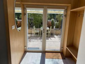 drzwi prowadzące na patio ze stołem i krzesłami w obiekcie Sopocki apartament i taras w mieście Sopot