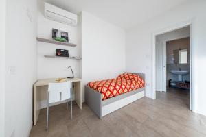 1 dormitorio con cama, escritorio y mesa en Dali' en Parzanica