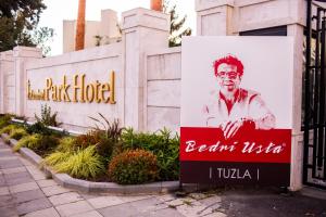 una señal para un hotel frente a una puerta en Istanbul Park Hotel en Tuzla