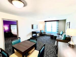 a living room with a room with a hotel room at La Quinta by Wyndham Pharr North McAllen in Pharr