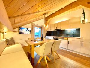 a kitchen and dining room with a table and chairs at Best Butler Alp Villa 11 Personen I Blockhütte I Parken I Lagerfeuer I Netflix in Hopferau