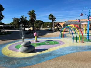 een speeltuin in een park met een waterpark bij Mobil Home Bleu ‘n’ Blue in Canet-en-Roussillon