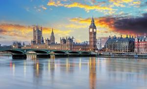 a city with a bridge and big ben clock tower at Beautiful 1-Bed Apartment Central London in London