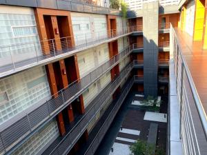 Балкон или терраса в Loft con terraza, parking y piscina en verano-sebcan