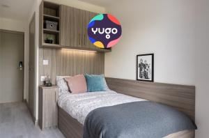 una camera da letto con un letto con sopra un cartello vico di Yugo Explore - Melbourn Point a Cork