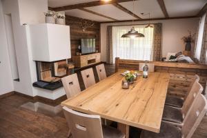 Alpin Lodges - Moderne Appartements mit Zugang zu 3000 qm SPA Panoramahotel Oberjoch的厨房或小厨房