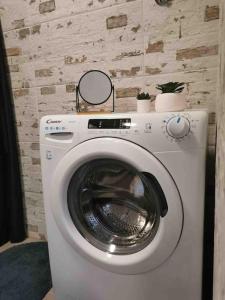 een wasmachine met een spiegel erop bij Apartman Mela in Orebić