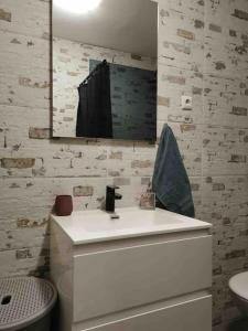 een badkamer met een witte wastafel en een spiegel bij Apartman Mela in Orebić +10 foto's