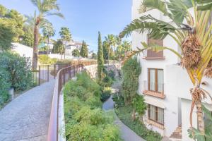 - une vue depuis le balcon d'un bâtiment dans l'établissement Sunrise Golf Paradise 1 - Mijas Golf Spain, à Mijas