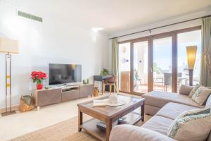ein Wohnzimmer mit einem Sofa und einem Tisch in der Unterkunft Sunrise Golf Paradise 1 - Mijas Golf Spain in Mijas