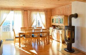 uma cozinha e sala de jantar com uma mesa e um fogão a lenha em Beautiful Home In seral With 3 Bedrooms And Wifi em Åseral