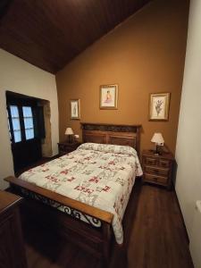 1 dormitorio con 1 cama y 2 mesitas de noche en Casa de los Somoza, en Melide